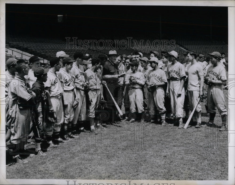 1943 Press Photo The Boston Red socks with Dan Howley