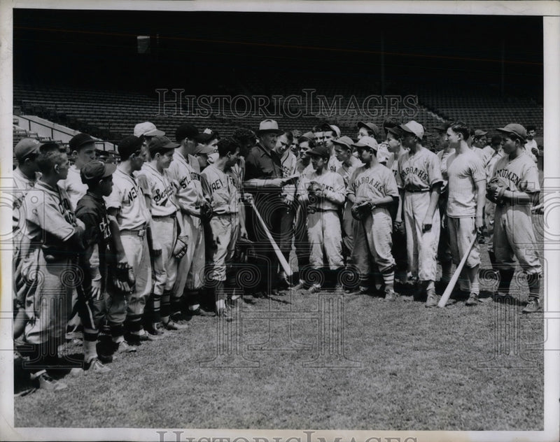 Load image into Gallery viewer, 1943 Press Photo The Boston Red socks with Dan Howley
