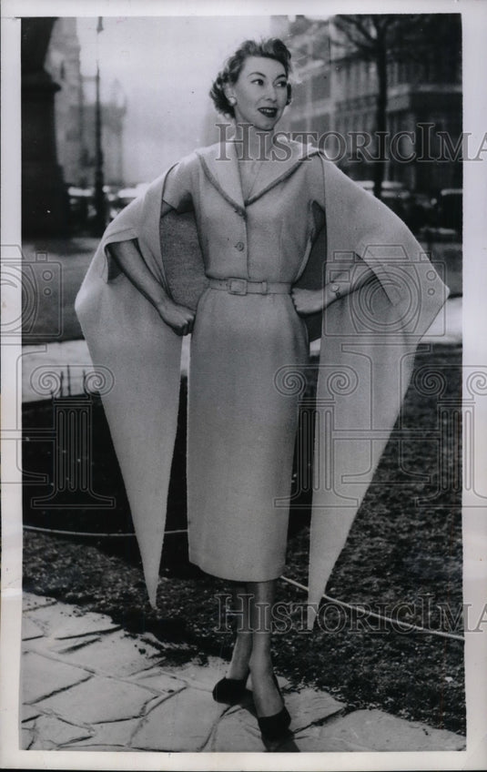 1956 Press Photo Barbara Magregor Models Warm Weather outfit - nea45022