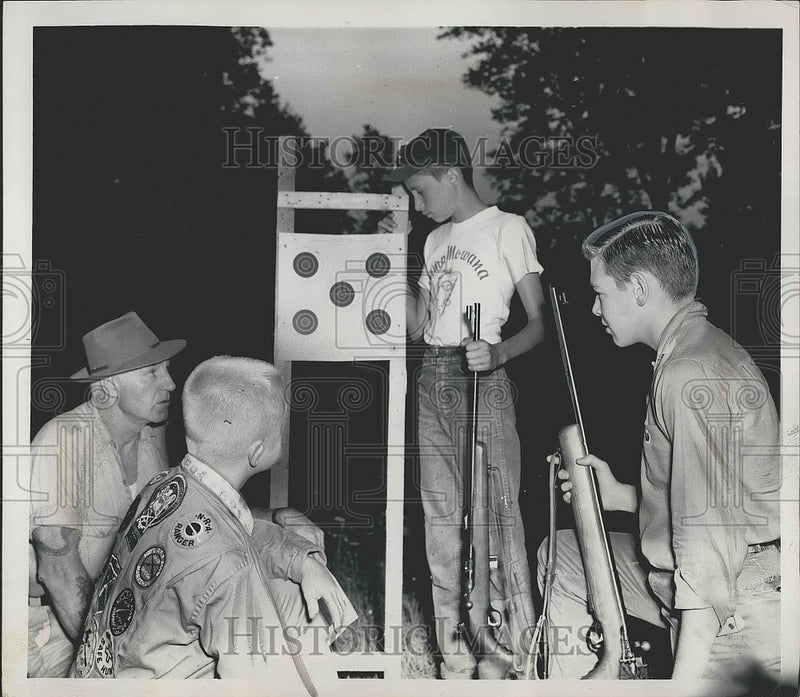 Load image into Gallery viewer, 1960 Press Photo Ed Mortimore,Bob Johnson, Joey Schnelzer &amp; Larry Finnegan Rifle
