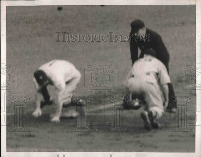 Load image into Gallery viewer, 1938 Press Photo New York Yankees Shortstop Frank Crossetti During Game
