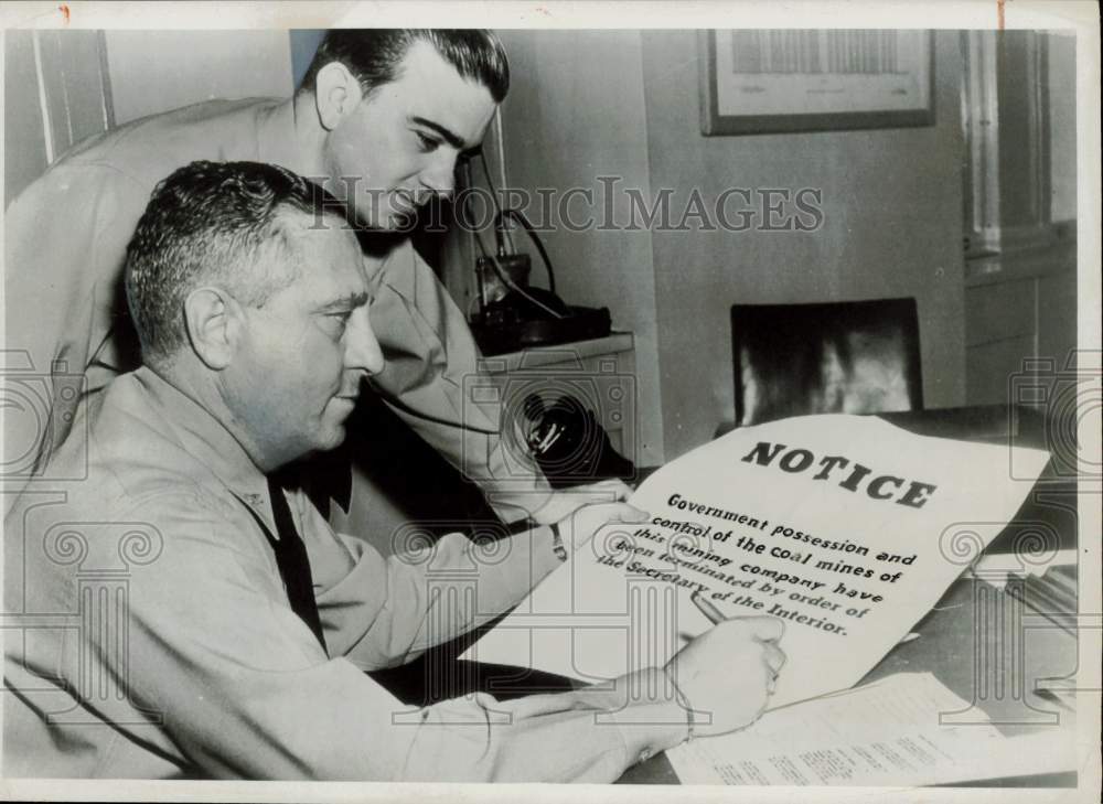 1947 Press Photo Captain N.H. Collisson, colleague look over coal mining notice- Historic Images