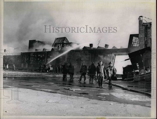 1964 Press Photo Fireman Battle Giant Goldblatt Warehouse Blaze In Chicago