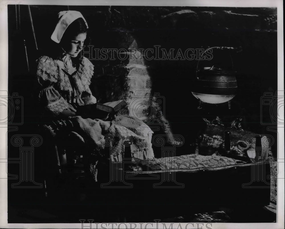 1947 Press Photo Hearth of McGuffeys Pioneer Log Cabin Joyce Pfieffer reenactmen- Historic Images
