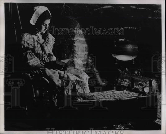 1947 Press Photo Hearth of McGuffeys Pioneer Log Cabin Joyce Pfieffer reenactmen- Historic Images