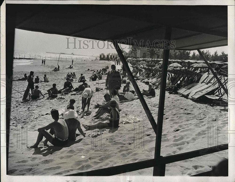 1933 Press Photo Palm Beach, Fla. people enjoy the beaches - nea48333