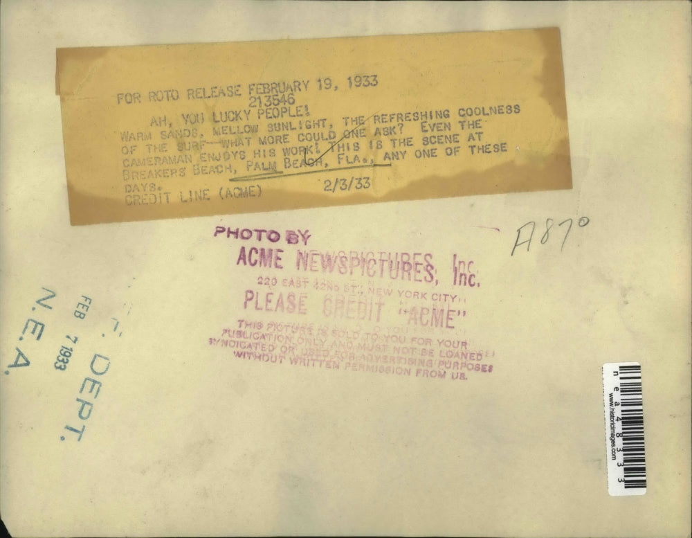 1933 Press Photo Palm Beach, Fla. people enjoy the beaches - nea48333