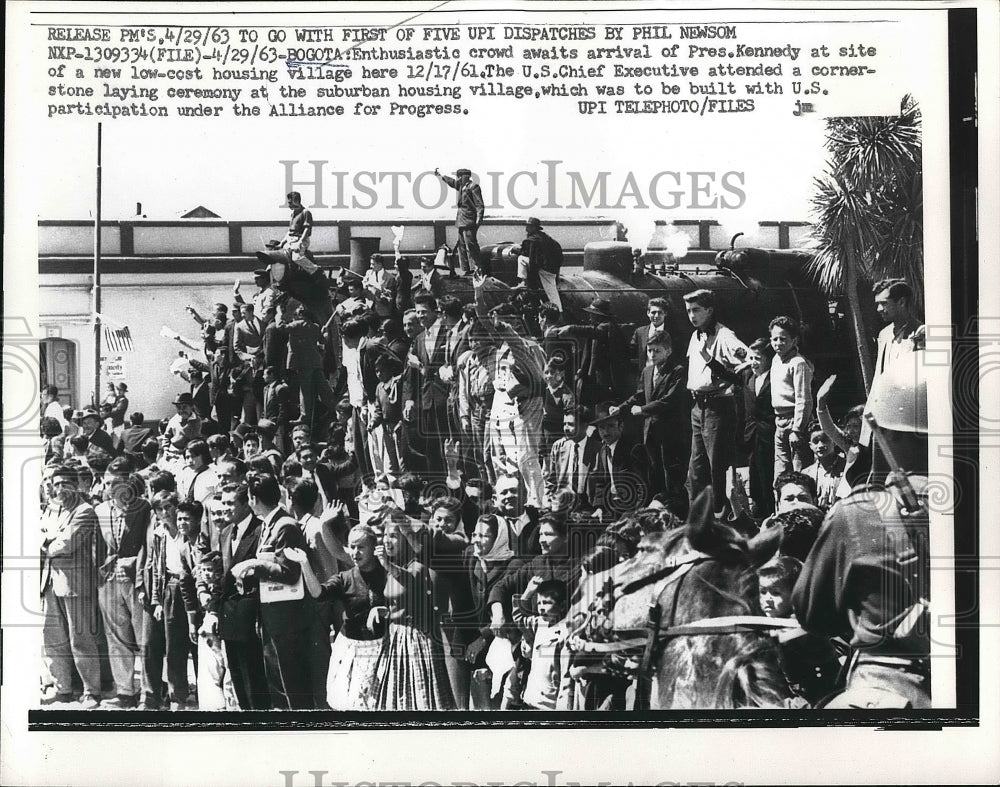 1963 Press Photo Crowd Eagerly Awaits President Kennedy For Cornerstone Ceremony- Historic Images