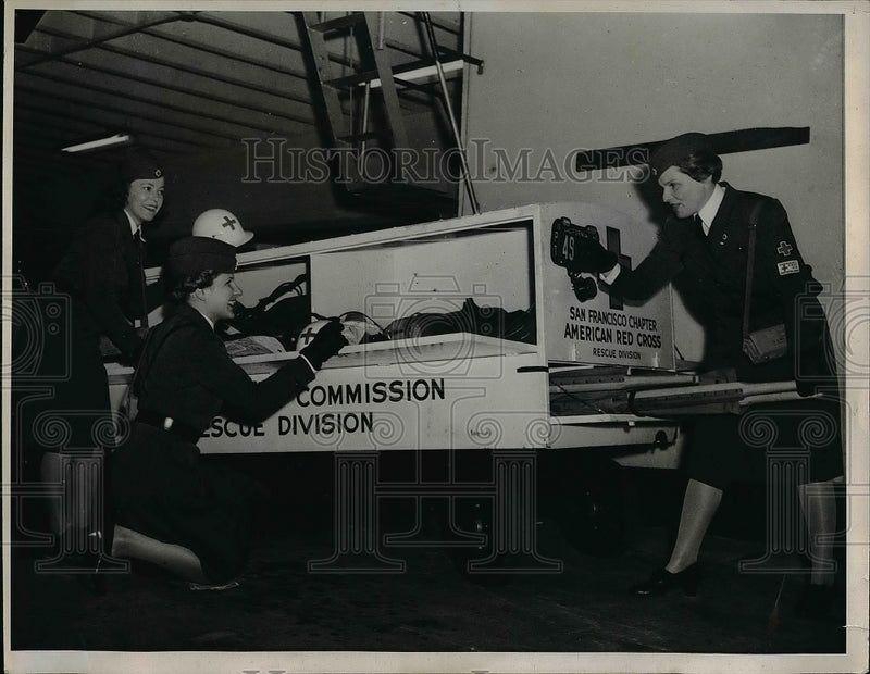 Load image into Gallery viewer, 1941 Press Photo Rescue trailer for Red Cross.. Hone, Conway,Oliver
