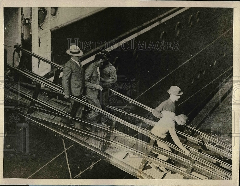 1927 Press Photo 2 Survivors Of The Glucoster Fishing Schooher Avalon Ship