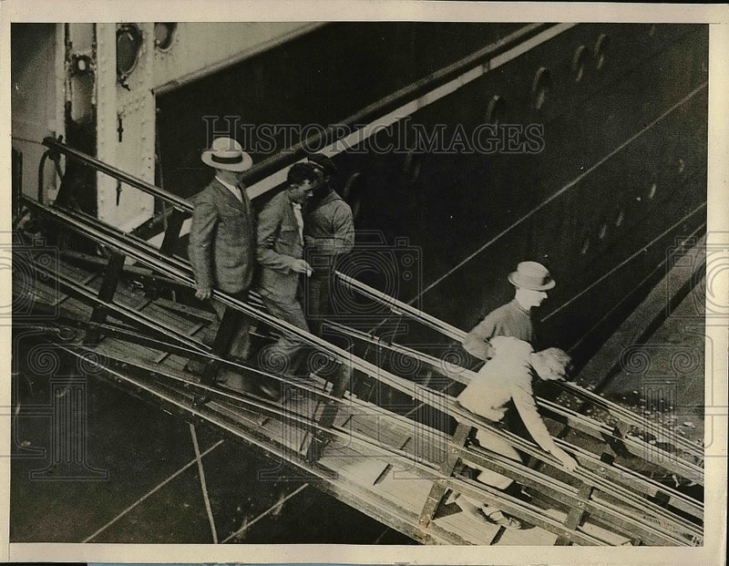 Load image into Gallery viewer, 1927 Press Photo 2 Survivors Of The Glucoster Fishing Schooher Avalon Ship

