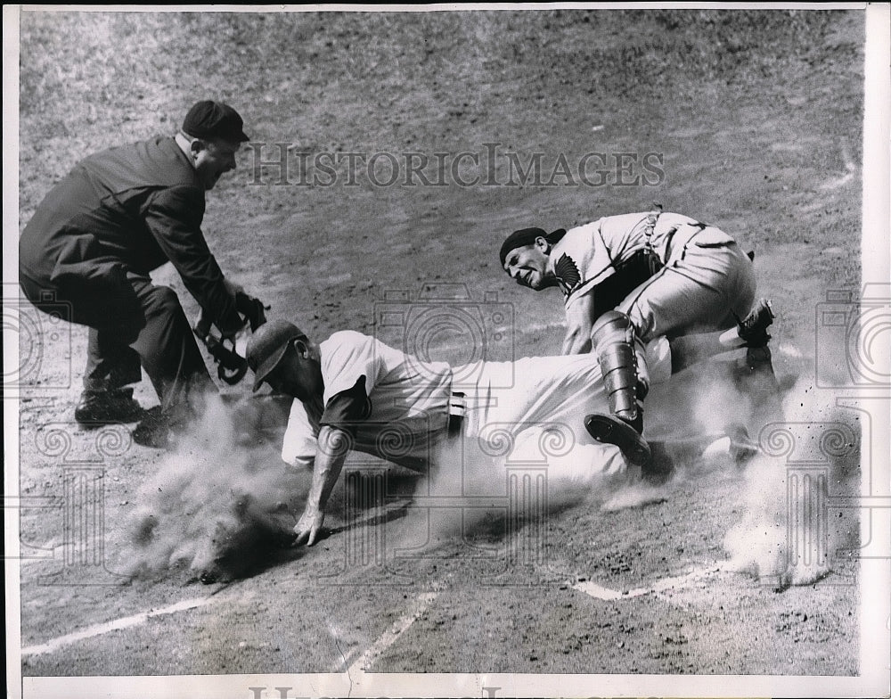 1956 Press Photo Cubs Walt Moryn safe at plant vs Braves Del Rice