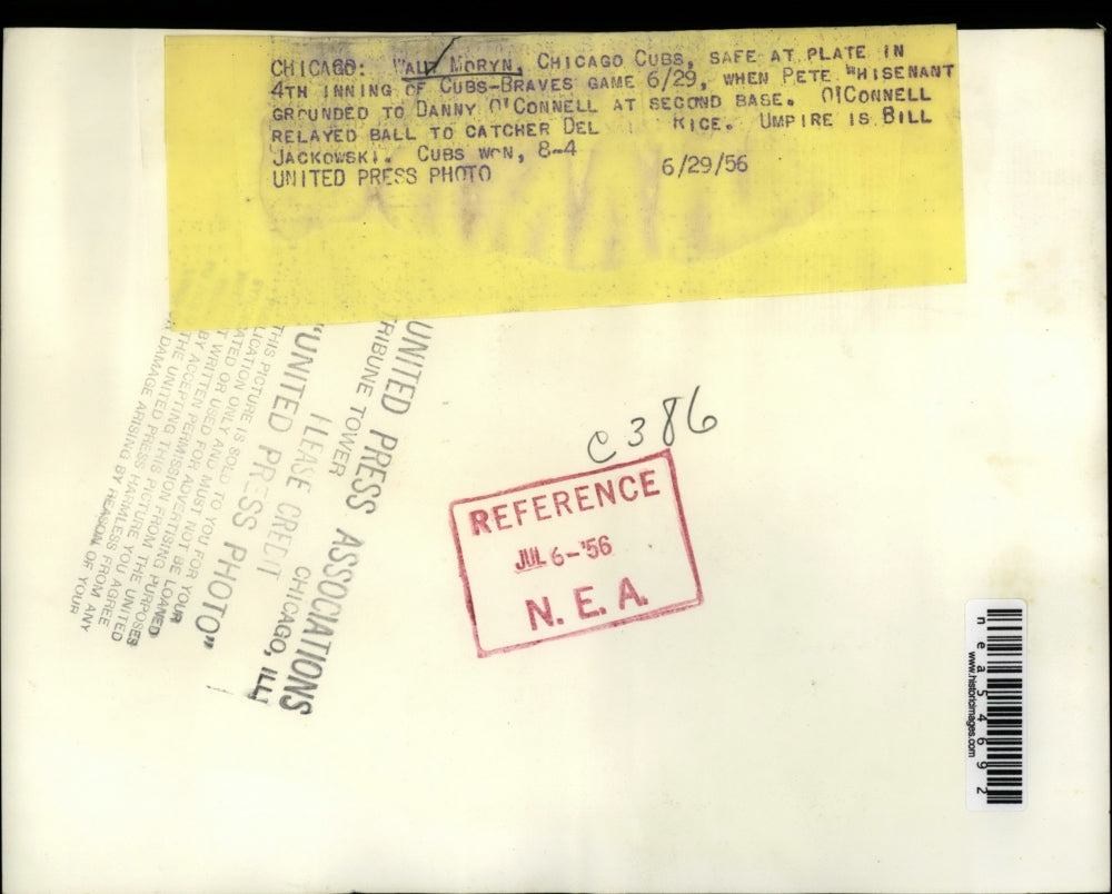 1956 Press Photo Cubs Walt Moryn safe at plant vs Braves Del Rice