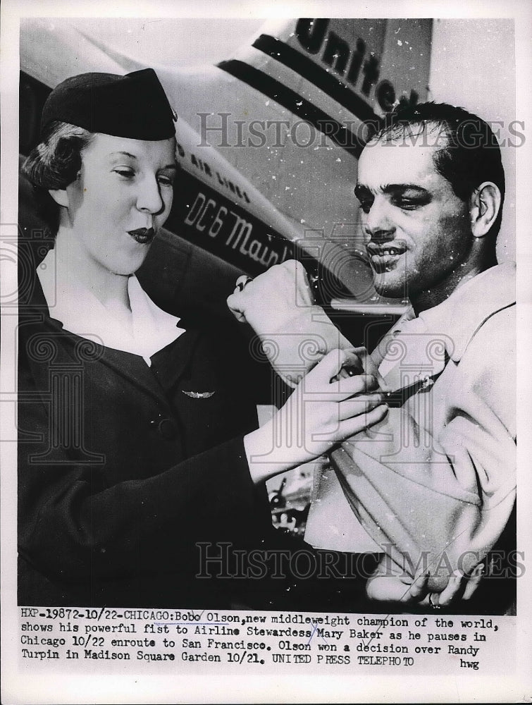 Load image into Gallery viewer, 1953 Press Photo Middleweight boxer Bobo Olson with stewardess Mary Baker
