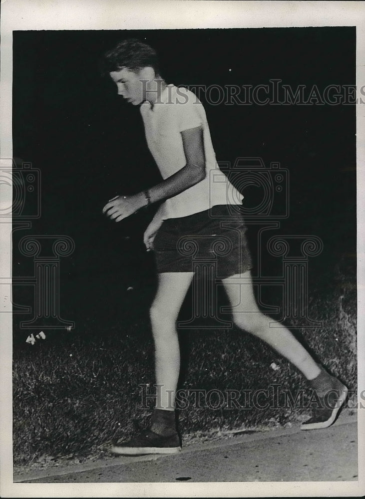 1941 Press Photo William Stroud, Jr. Finishes Last Of 80-Mile Trek To Win $20