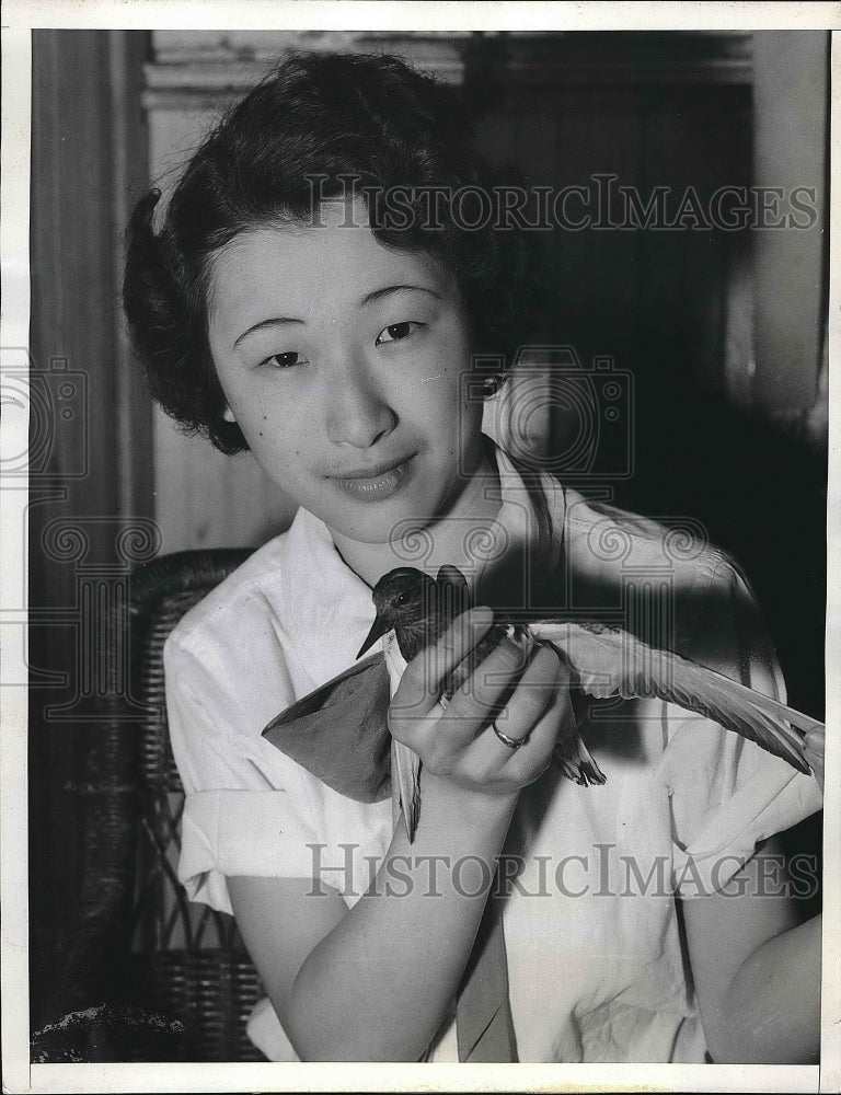 1935 Press Photo Dorothy Chiba holding young Bird - nea55873