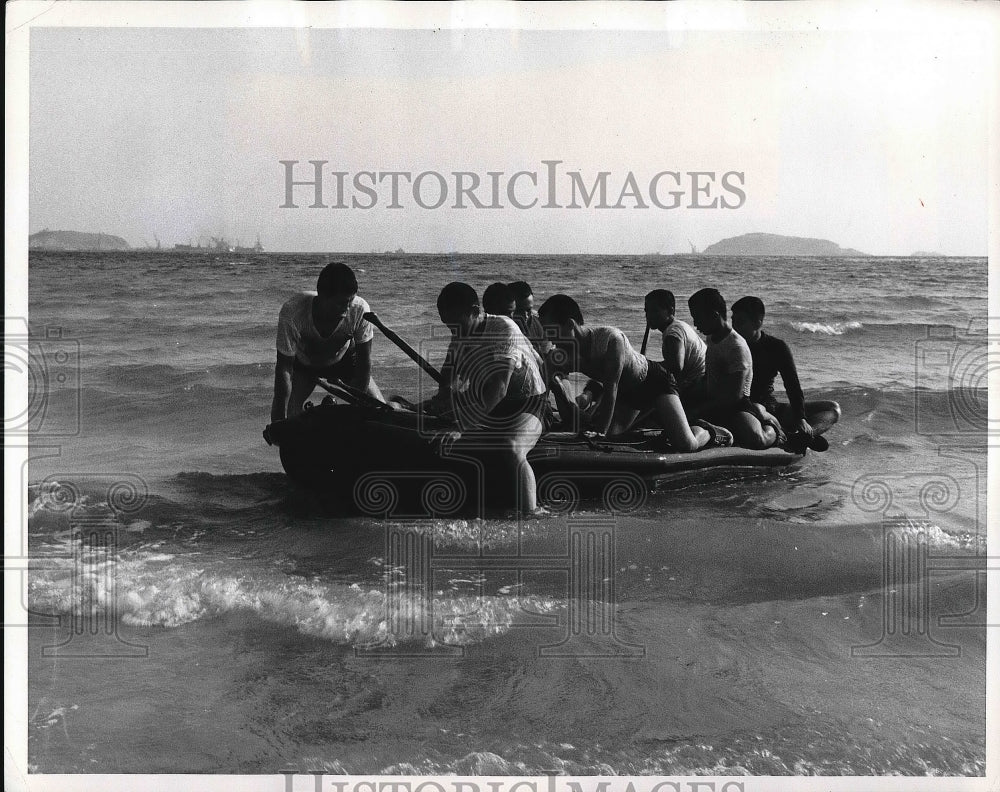 1968 Press Photo Thai Soldiers In Small Boat Drill Training At US Army Base