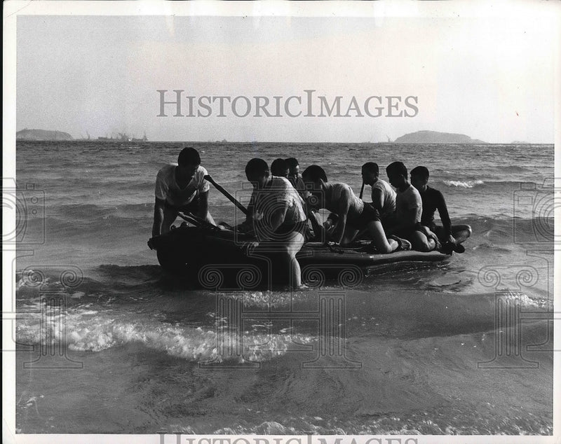 Load image into Gallery viewer, 1968 Press Photo Thai Soldiers In Small Boat Drill Training At US Army Base
