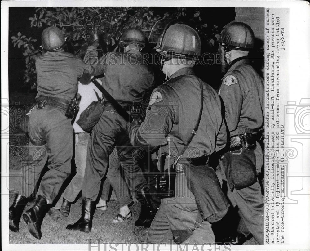 1970 Press Photo Police subduing demonstrators at Stanford University