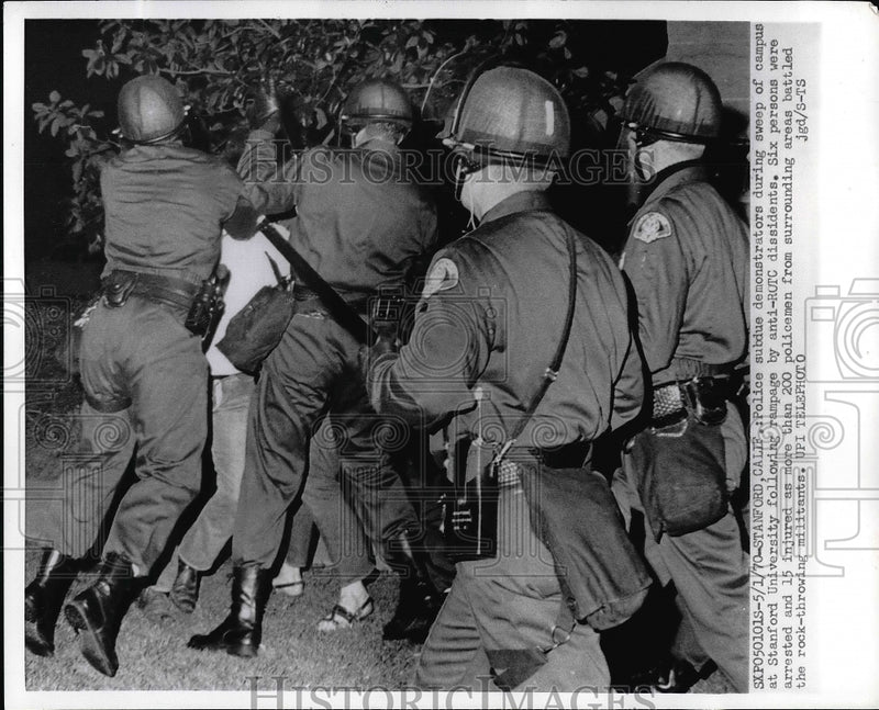 Load image into Gallery viewer, 1970 Press Photo Police subduing demonstrators at Stanford University
