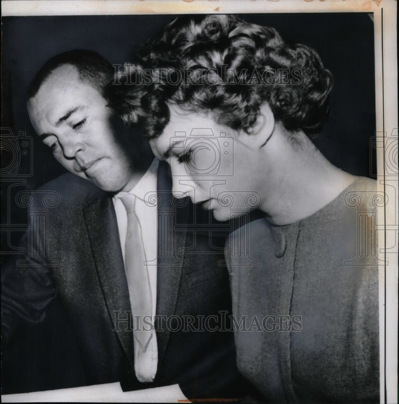 Load image into Gallery viewer, 1959 Press Photo Carol Tregoff, Attorney Rexford Eagan, Trial for Murder
