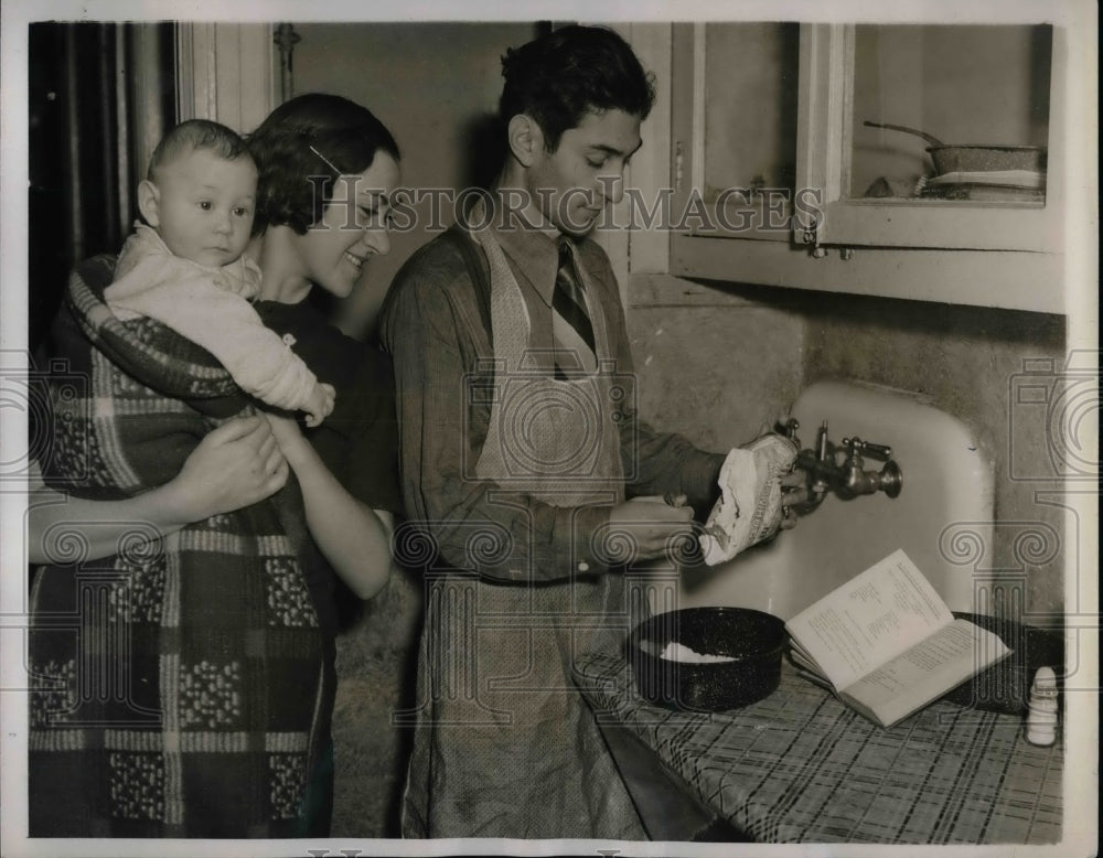 1939 Press Photo Cooking Alex White and Son Morton and wife