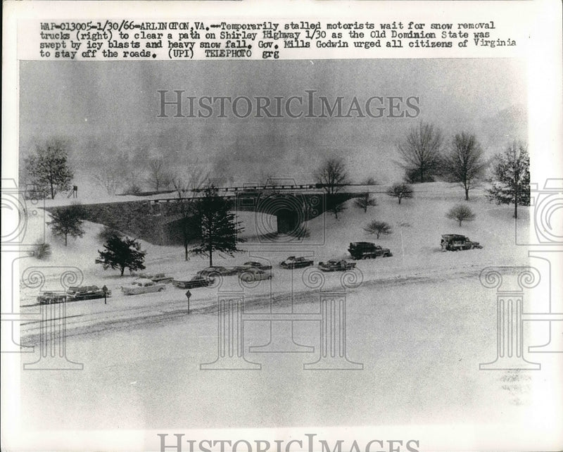Load image into Gallery viewer, 1966 Press Photo Motorists Wait for Snow Removal at Shirley Highway in Virginia
