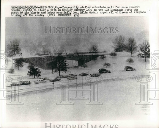 1966 Press Photo Motorists Wait for Snow Removal at Shirley Highway in Virginia