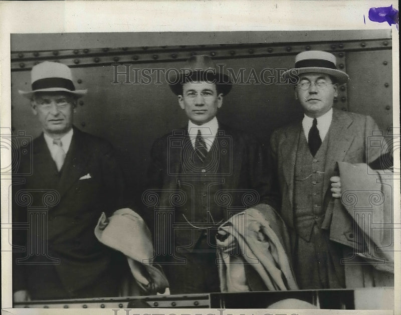 Load image into Gallery viewer, 1932 Press Photo New York Republican Delegates Arrive at Convention - nea62429
