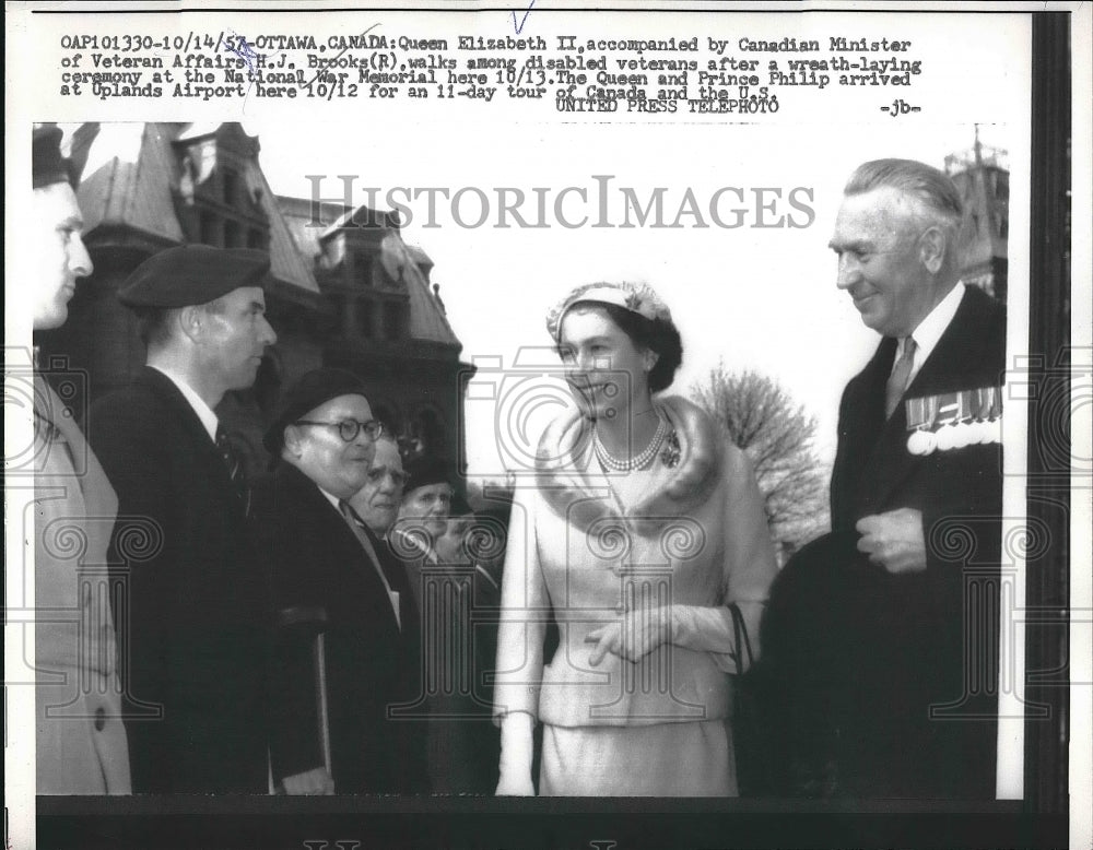 1957 Press Photo Queen Elizabeth II &amp; Canadian H. J. Brooks w/diabled veterans- Historic Images