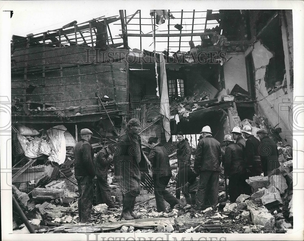 1950 Press Photo Grigny France Firemen Search Christmas Eve Hotel Explosion