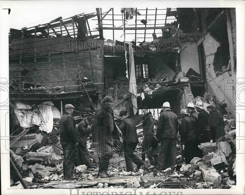 Load image into Gallery viewer, 1950 Press Photo Grigny France Firemen Search Christmas Eve Hotel Explosion
