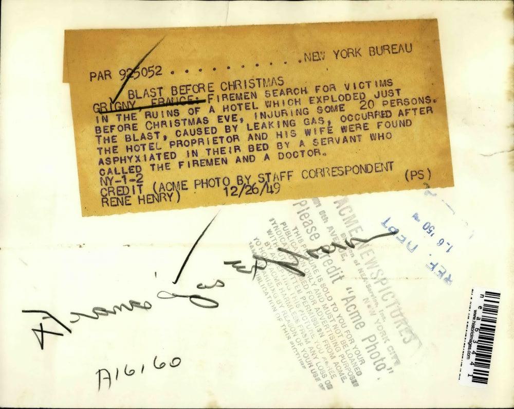 1950 Press Photo Grigny France Firemen Search Christmas Eve Hotel Explosion