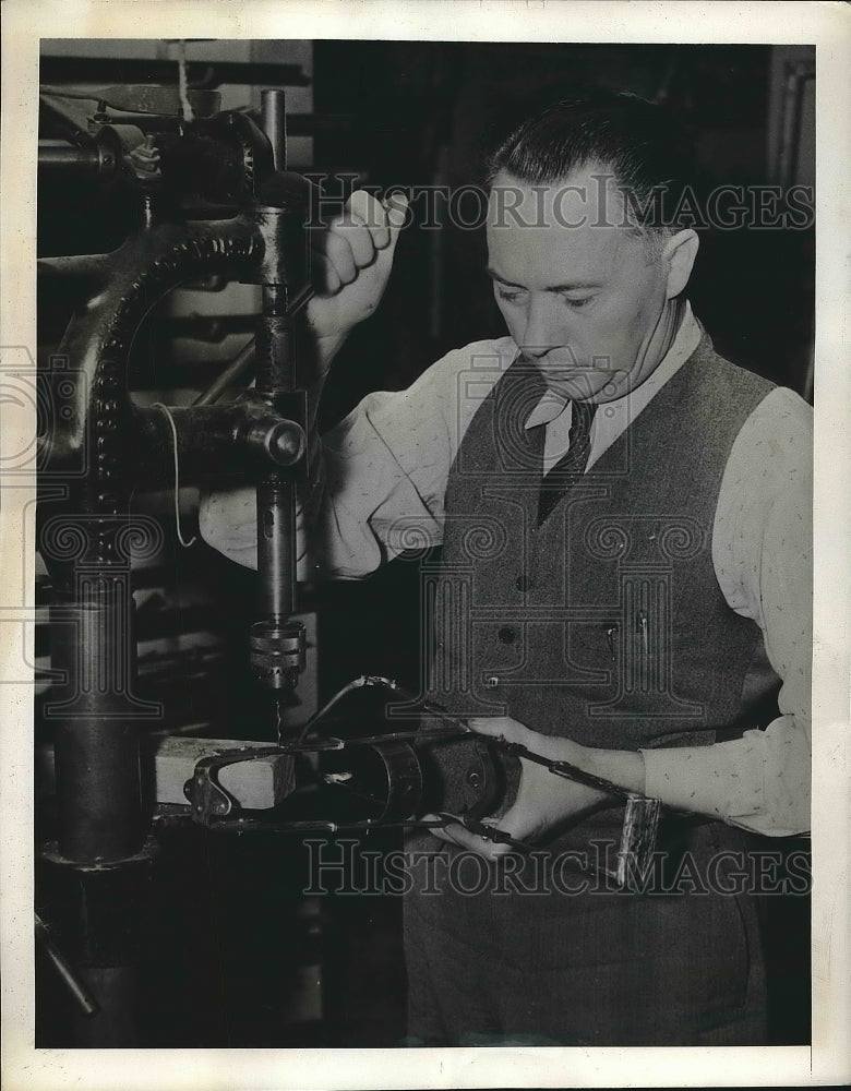 Load image into Gallery viewer, 1939 Press Photo Herman Banner,run a Brace Shop for the Children's Hospital.

