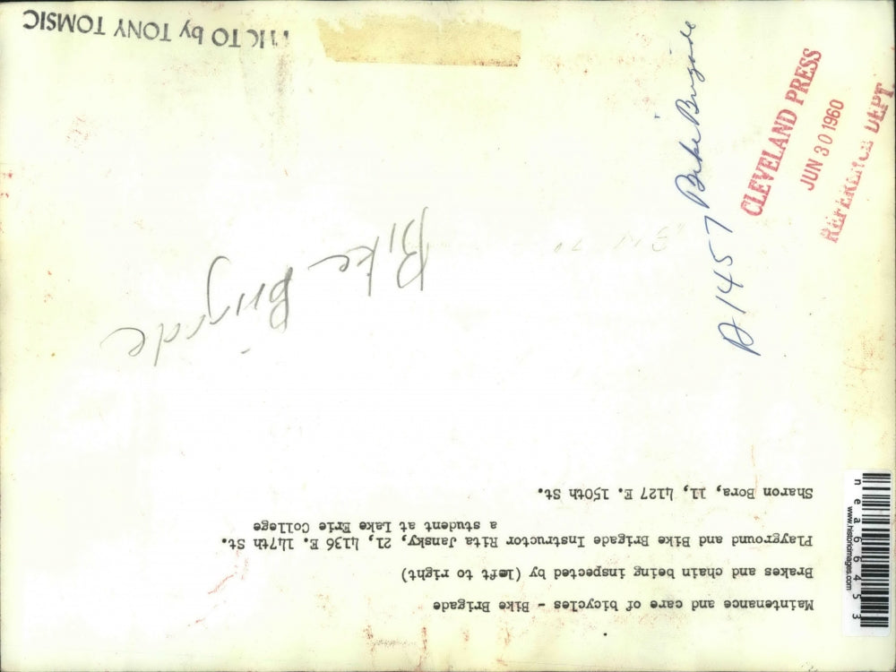 1960 Press Photo Rita Jansky, Sharon Bora, Maintenance of Bicycles - nea66453