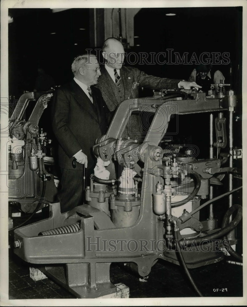 1942 Press Photo Franklin Smith, R F Lincoln Examines New Machine Off Line