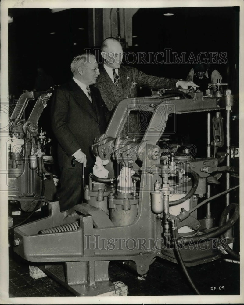 Load image into Gallery viewer, 1942 Press Photo Franklin Smith, R F Lincoln Examines New Machine Off Line
