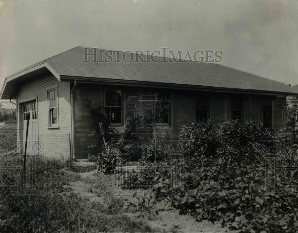 1925 Press Photo The garage of Michal sits deserted