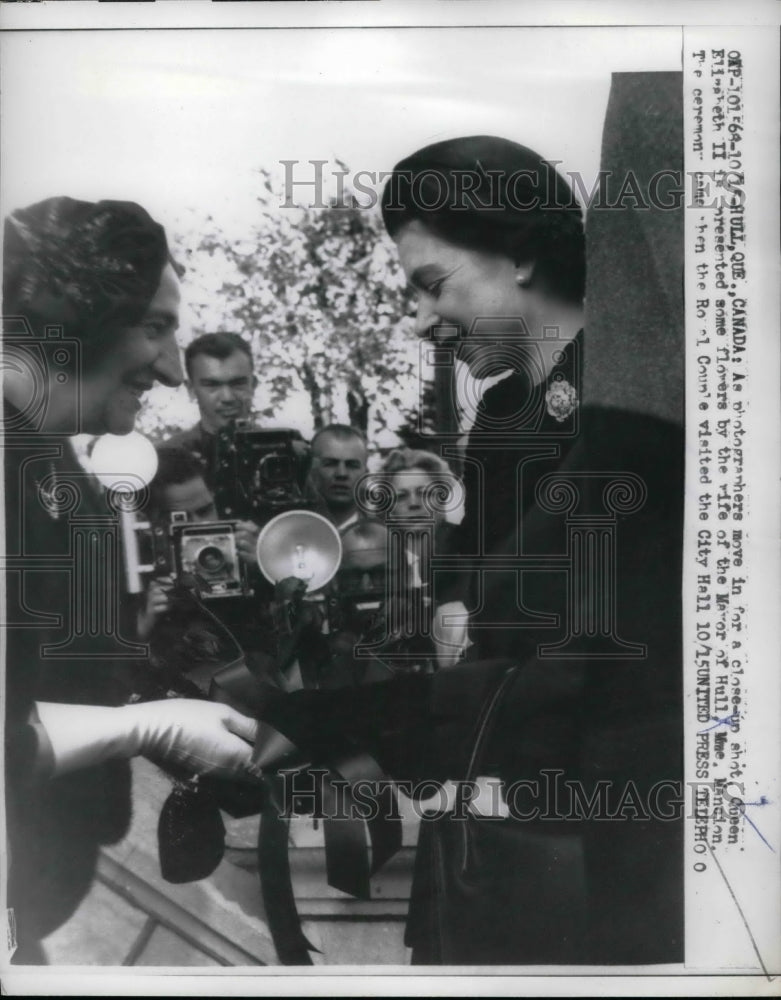 1957 Press Photo Queen Elizabeth & Hull, Canada mayors wife- Historic Images