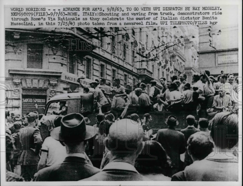 1963 Press Photo Demonstrators in Rome, Italy at Mussolini ouster