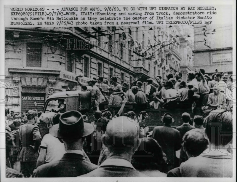 Load image into Gallery viewer, 1963 Press Photo Demonstrators in Rome, Italy at Mussolini ouster
