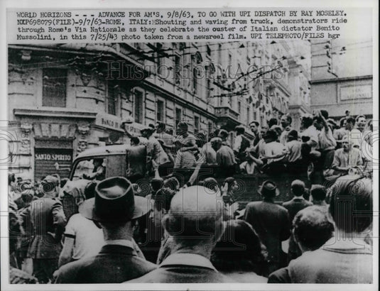 1963 Press Photo Demonstrators in Rome, Italy at Mussolini ouster