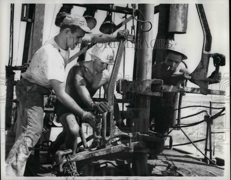 Load image into Gallery viewer, 1963 Press Photo The discovery of oil at Heletz led to intensive drilling over
