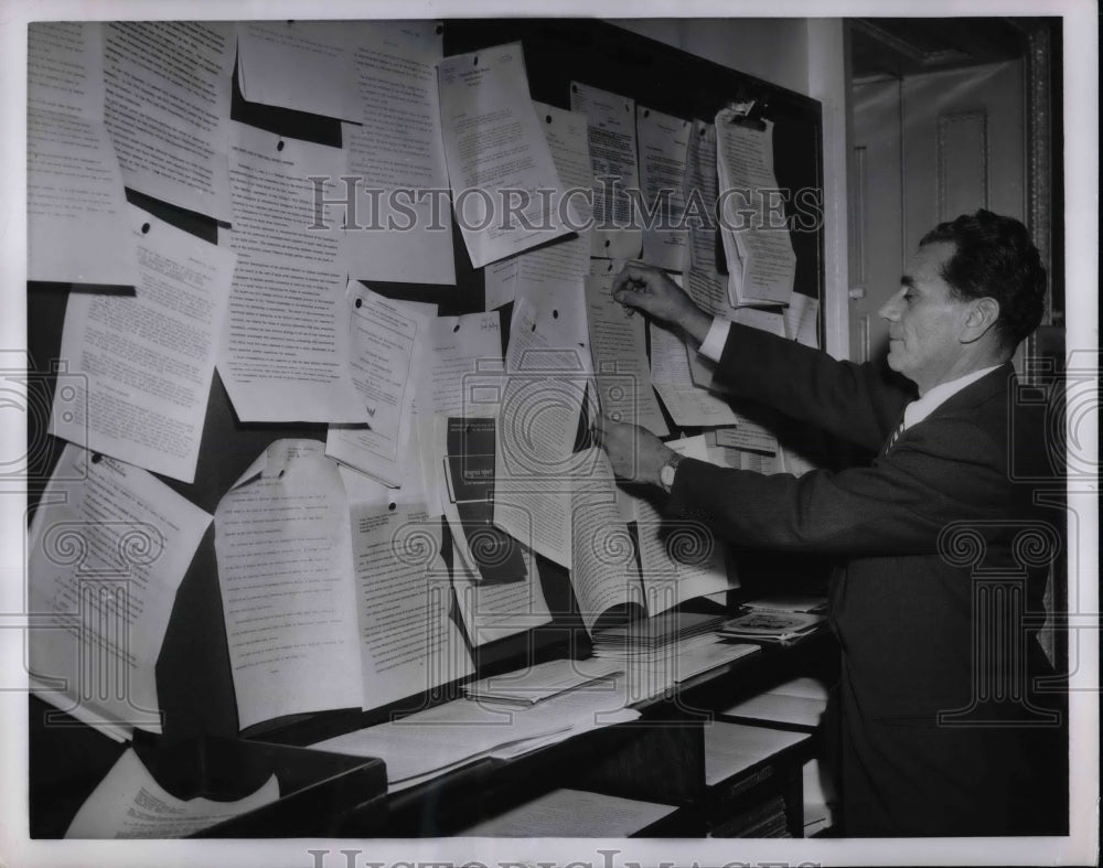 1955 Press Photo Bulletin Board where Bill Notices Are Hung - nea71099