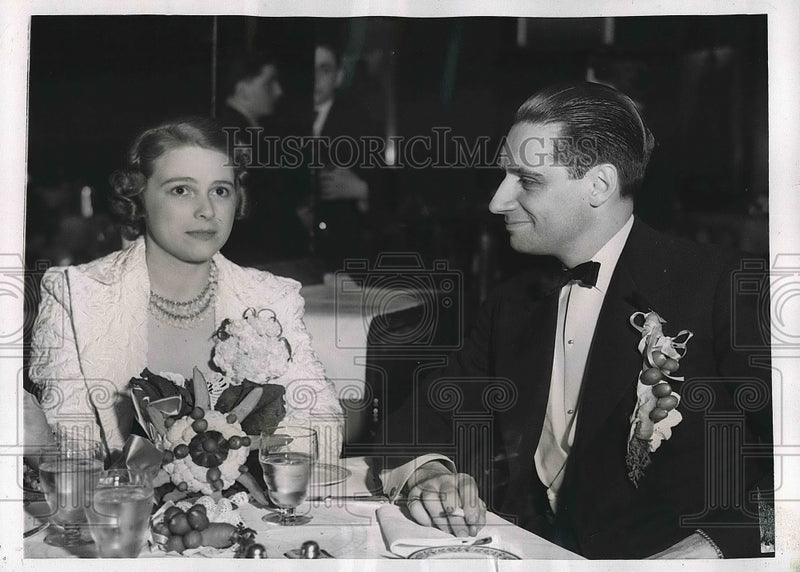 Load image into Gallery viewer, 1938 Press Photo Gertrude King and Clark Winter having breakfast in a restaurant

