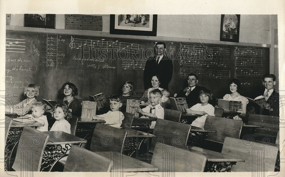 1930 Press Photo Mr & Mrs Andrew Wisniewski & 10 of their children at school