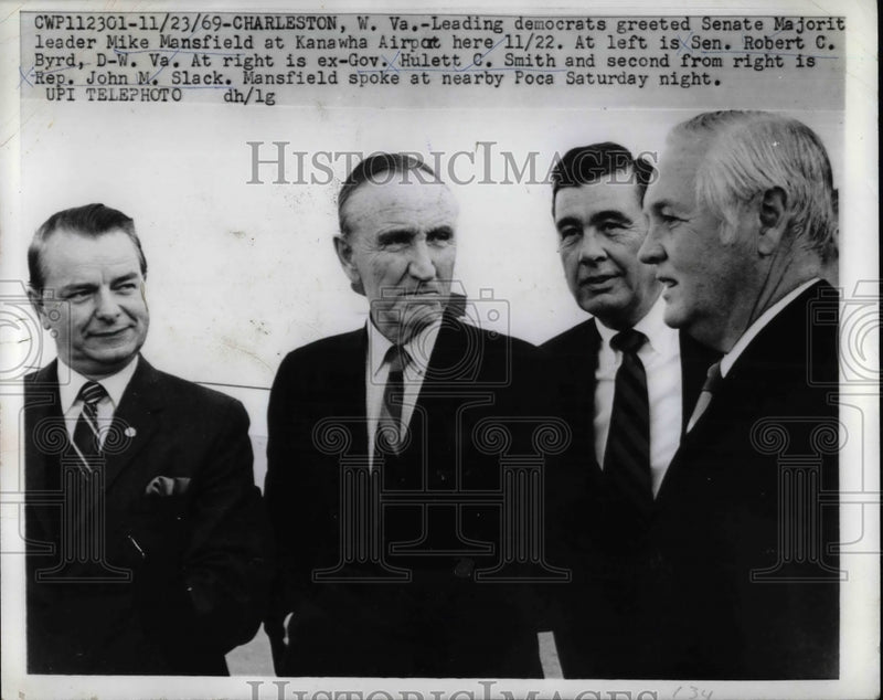 Load image into Gallery viewer, 1969 Press Photo Mike Mansfield, Senator Robert C. Byrd, Hulett Smith, J. Slack

