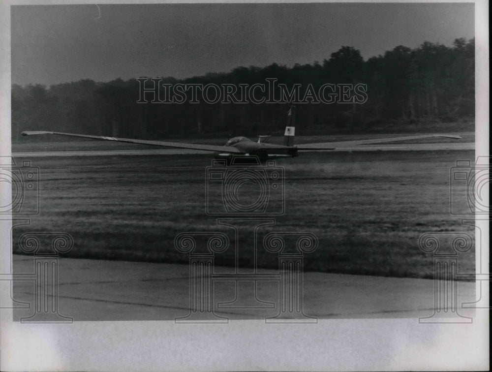 1967 Press Photo Trailing vapors of fuel, Jim Bede's heads for belly landing on