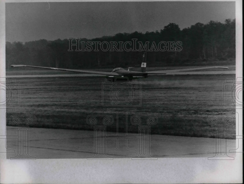 Load image into Gallery viewer, 1967 Press Photo Trailing vapors of fuel, Jim Bede's heads for belly landing on
