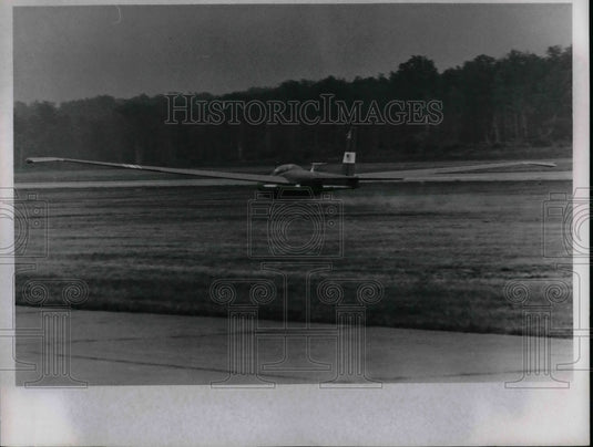 1967 Press Photo Trailing vapors of fuel, Jim Bede's heads for belly landing on